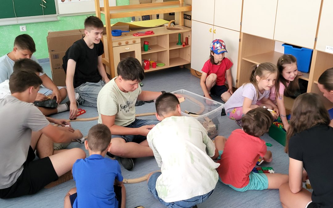 Osmošolci na obisku v vrtcu