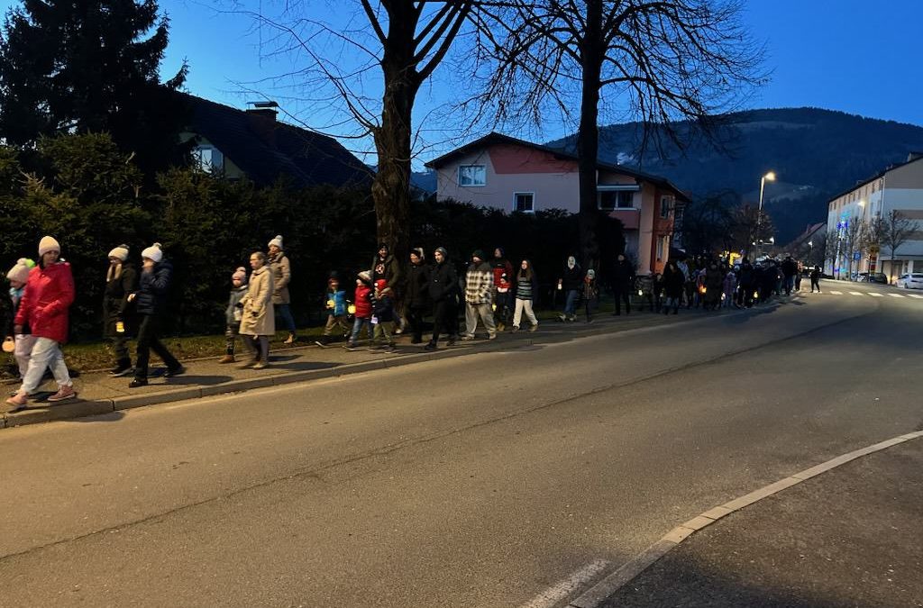 Pohod z lučkami za učence prve triade