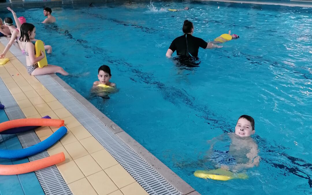 Tretješolci na plavalnem tečaju