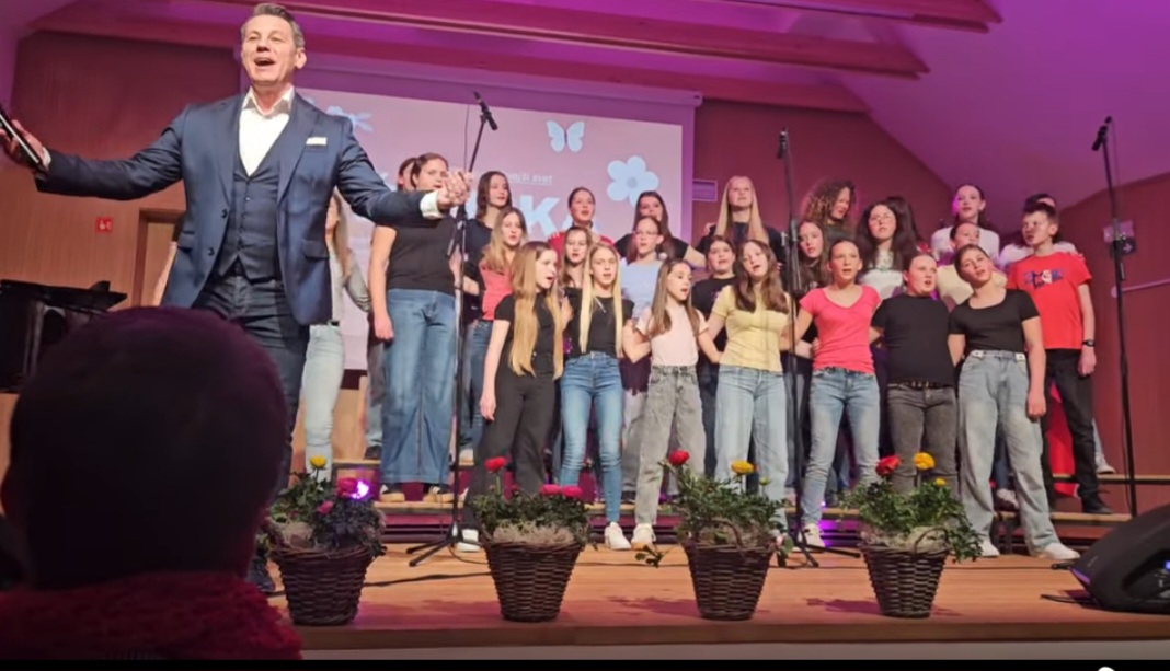 Nastop Mladinskega pevskega zbora ob dnevu žena